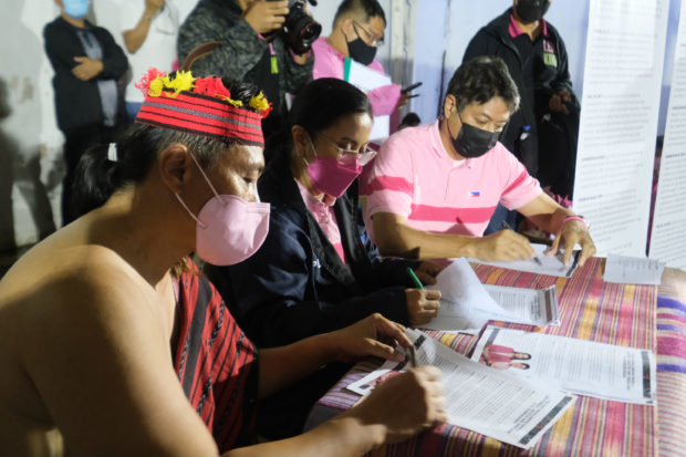 Leni Robredo and Francis Pangilinan covenant signing with 1Sambubungan. STORY: Robredo, Pangilinan sign covenant with indigenous peoples