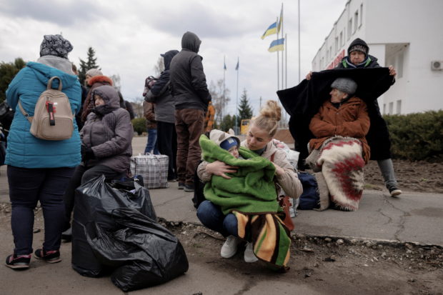 People wait to be evacuated from the heavily shelled town of Derhachi outside Kharkiv, as Russia's attack on Ukraine continues, in Ukraine, April 6, 2022.  REUTERS/Thomas Peter