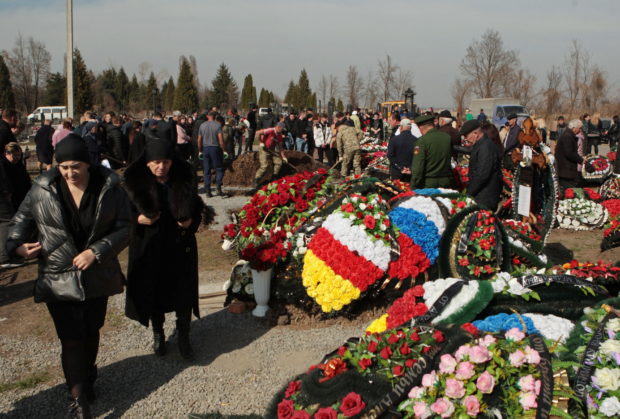 Mourners attend a funeral of Russian service members killed during Ukraine-Russia conflict, at a cemetery in Vladikavkaz, Russia April 8, 2022. REUTERS/REUTERS PHOTOGRAPHER