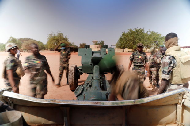 FILE PHOTO: Malian soldiers of the 614th Artillery Battery are pictured during a training session on a D-30 howitzer with the European Union Training Mission (EUTM), to fight jihadists, in the camp of Sevare, Mopti region, in Mali March 25, 2021. REUTERS/Paul Lorgerie File Photo/File Photo
