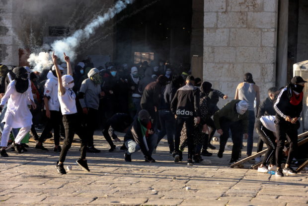Palestinians clash with Israeli police at Jerusalem holy site, scores injured
