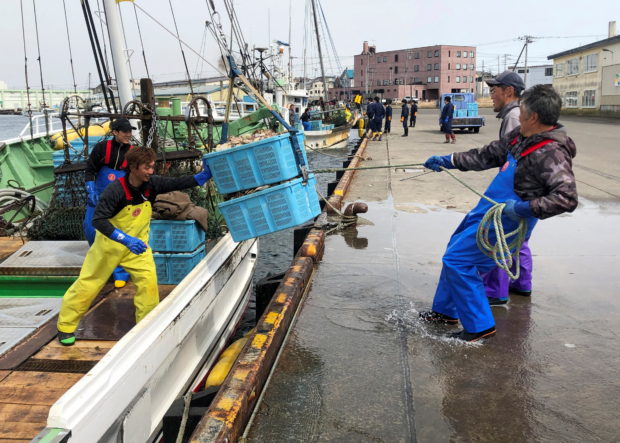 Fishermen land scallops at Nemuro Port, in Nemuro on Japan's northern island of Hokkaido April 12, 2022. Picture taken April 12, 2022. REUTERS/Daniel Leussink