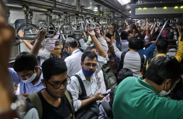 FILE PHOTO: Commuters travel in a packed train in Mumbai, India, February 25, 2022. Picture taken February 25, 2022. REUTERS/Francis Mascarenhas