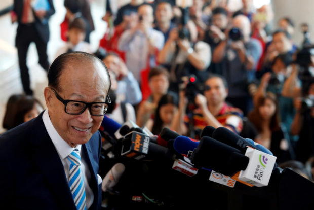 FILE PHOTO: Hong Kong tycoon Li Ka-shing, chairman of CK Hutchison Holdings, meets journalists as he formally retires after the company's Annual General Meeting in Hong Kong, China May 10, 2018.  REUTERS/Bobby Yip