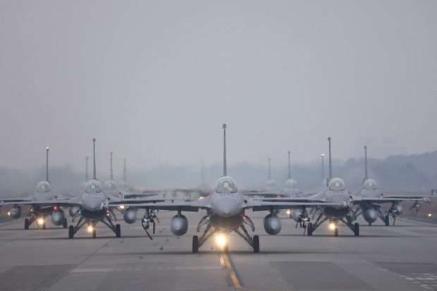 12 F-16V fighter jets perform an elephant walk during an annual New Year's drill in Chiayi, Taiwan, January 5, 2022. REUTERS/Ann Wang/File Photo