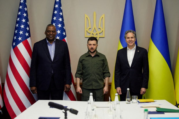 FILE PHOTO: Ukraine's President Volodymyr Zelenskiy poses for a picture with U.S. Secretary of State Antony Blinken and U.S. Defense Secretary Lloyd Austin before a meeting, as Russia's attack on Ukraine continues, in Kyiv, Ukraine April 24, 2022. Ukrainian Presidential Press Service/Handout via REUTERS/File Photo