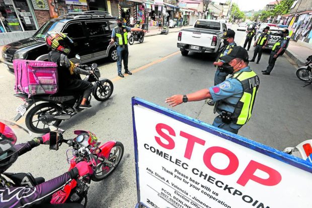 COMELEC CHECKPOINT  Policemen manage traffic at a Comelec checkpoint on April 4. —NIÑO JESUS ORBETA