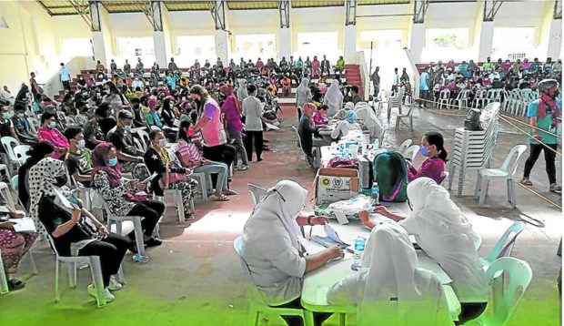 Thousands of Tawi-Tawi residents flock to COVID-19 vaccination hubs in the province during the nationwide Bayanihan Bakunahan. —Photo from Facebook page of the Bangsamoro Autonomous Region in Muslim Mindanao Regional Government. STORY: COVID-19 cases decline but deaths increase