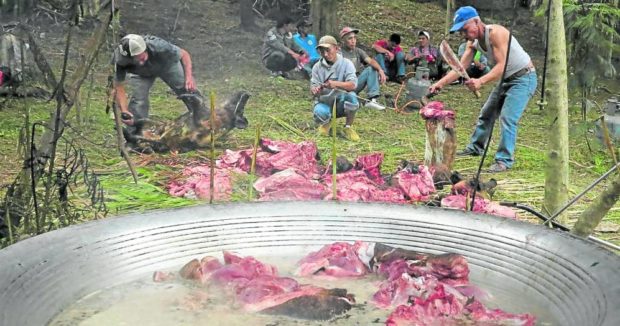 OUTDOOR COOKING Tourists have been introduced to community shared meals, usually in cañao (ritual feasts), in this photo taken in 2016 when “Mangan Taku,” Baguio City’s food festival, was first introduced by the Department of Tourism. —EV ESPIRITU