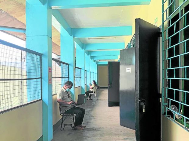 BACK TO SCHOOL Teachers report on-site in this school in Quezon City on Monday but some are forced to conduct online classes along corridors to ensure stable internet connection. STORY: Teachers hit DepEd rule on on-site reporting