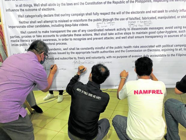PLEDGE Members of civil society organizations from Basilan, Sulu and Tawi-Tawi sign the “integrity pledge” for clean, honest and peaceful elections during the covenant signing at Basilan State College in Isabela City, Basilan, on April 23. —JULIE ALIPALA