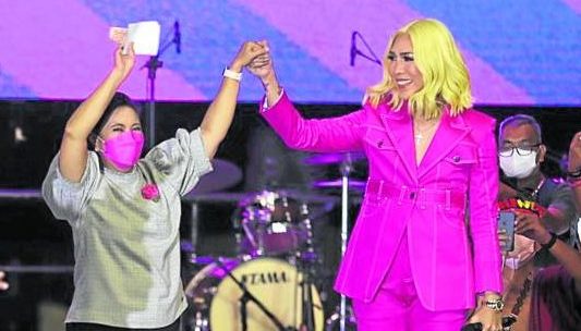 TV show TOP INFLUENCER Vice President Ganda raises Vice President Lenny Robredo's hand in a gesture of support in front of a record 412,000 crowd in Pasay City on Saturday night.  - Photo by Lenny Robredo's team