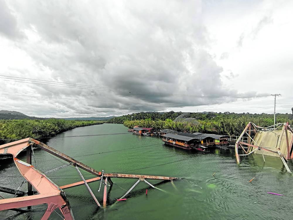 Los restaurantes flotantes en Loay, Bohol, se salvaron cuando el puente OB Clarin Sr., construido en la década de 1970, se derrumbó en el río Loboc.