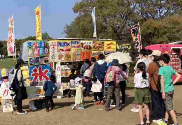 Children line up for ice cream and shaved ice at Tokorozawa Koku Memorial Park in Tokorozawa, Saitama Prefecture, on Sunday.