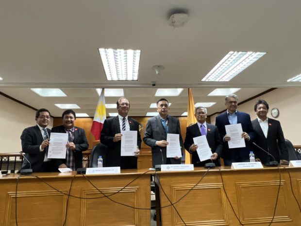 Officials of the Commission on Elections and the Kapisanan ng mga Brodkaster ng Pilipinas sign a memorandum of agreement on April 28 at the Palacio del Gobernador in Intramuros, Manila City for the PiliPinas Forum. 