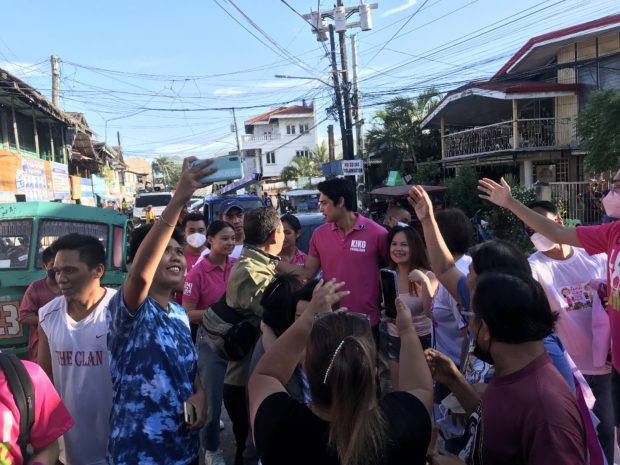Actor Donny Pangilinan in Dumaguete. STORY: Pangillinan kids do house-to-house drive in Dumaguete