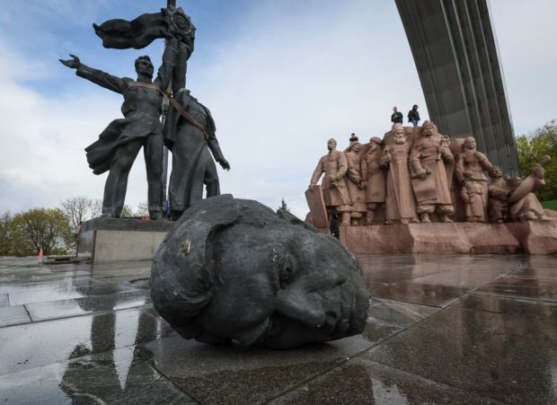 Kyiv pulls down Soviet-era monument symbolizing Russian-Ukrainian friendship