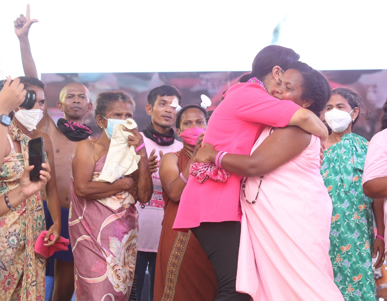 Vice President Leni Robredo hugs Aeta chieftain Fe Domulot 
