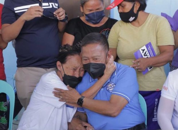 A resident of Dreamland Village in San Jose del Monte, Bulacan hugs former Vice President and senatorial bet Jejomar Binay upon his arrival. Dreamland is a resettlement site built by the city government of Makati during Binay’s term as mayor in partnership with Gawad Kalinga (GK)