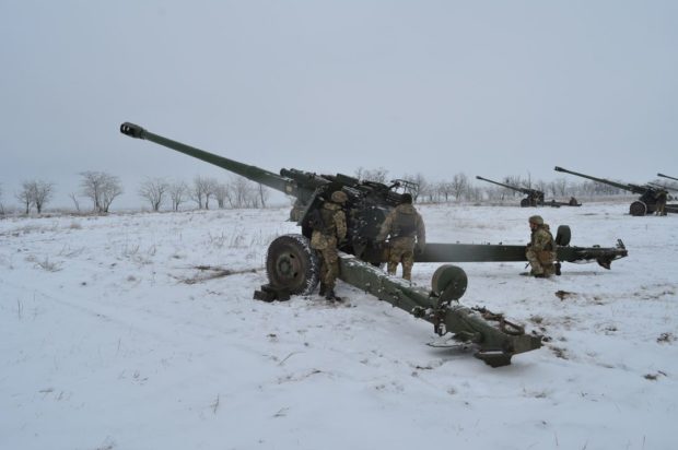 US to start training Ukrainians on howitzers in coming days—official