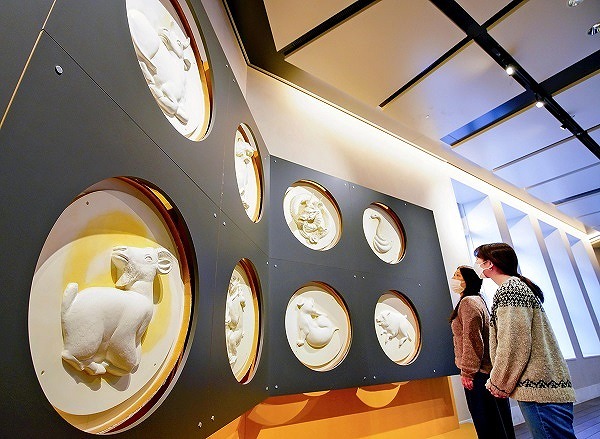 Original molds of zodiac signs, which were situated on the Tokyo Station Marunouchi Building’s domed ceiling