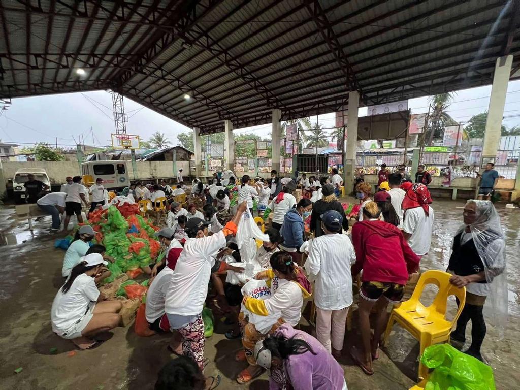 Lacson-Sotto supporters distribute aid to 'Agaton' victims in Iloilo