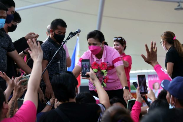 Kapampangans gave presidential aspirant Vice President Leni Robredo pink flowers, loud cheers, and a warm welcome at the People’s Rally at The Infinity in Angeles City, Pampanga on Saturday, April 9. Most of them also headed to San Fernando City to join the People’s Rally dubbed as “Manalakaran: Pampanga Grand Rally”. (VP Leni Media Bureau)