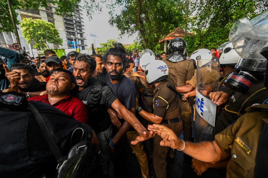 Sri Lankan police arrests ruling party MPs over mob violence | Inquirer News