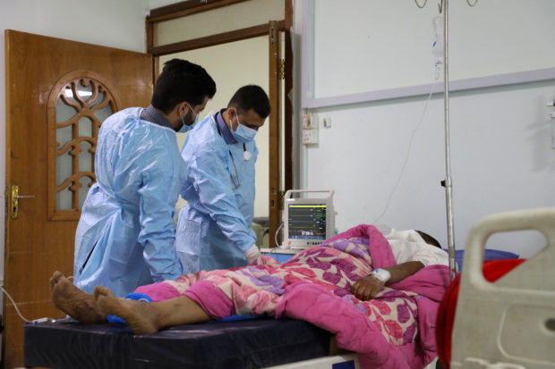 Doctors at a hospital in Iraq's southern Dhi Qar province, examine a patient infected with the tick-borne virus Crimean-Congo haemorrhagic illness (CCHF), on May 25, 2022, during the country's worst detected outbreak of the illness.  - The CCHF virus has no vaccine and onset can be swift, with a victim suffering from severe bleeding, both internally as well as externally and especially from the nose.  It causes death in as many as two-fifths of cases, according to medics.  (Photo by Asaad NIAZI / AFP)