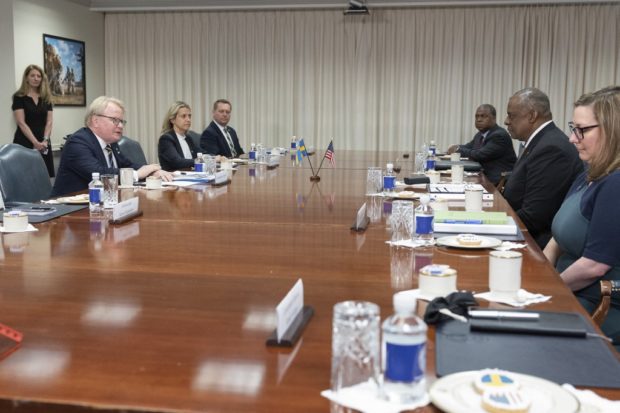ARLINGTON, VIRGINIA - MAY 18: Swedish Defense Minister Peter Hultqvist (L) delivers remarks during a meeting with U.S. Secretary of Defense Lloyd Austin (2nd-R) at the Pentagon on May 18, 2022 in Arlington, Virginia. Secretary Austin is meeting with his Swedish counterpart after Sweden and Finland submitted their request to join the NATO alliance in the wake of Russia's invasion of Ukraine.   Kevin Dietsch/Getty Images/AFP (Photo by Kevin Dietsch / GETTY IMAGES NORTH AMERICA / Getty Images via AFP)