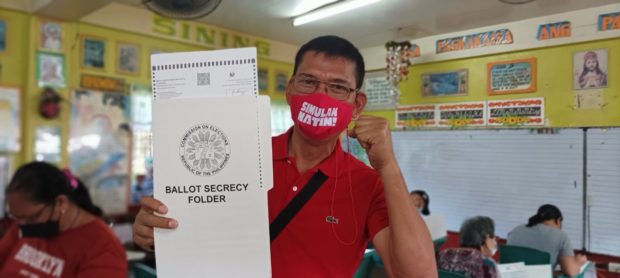 Presidential candidate and labor leader Leody de Guzman casts his vote at Cainta Elementary School on May 9, 2022. STORY: ‘Ka Leody’ thankful for chance