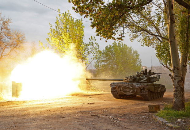 Service members of pro-Russian troops fire from a tank during fighting in Ukraine-Russia conflict near the Azovstal steel plant in the southern port city of Mariupol, Ukraine May 5, 2022. Picture taken May 5, 2022. REUTERS/Alexander Ermochenko