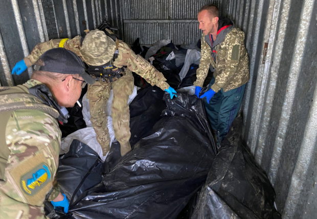 FILE PHOTO: Ukrainian servicemen and a ritual worker load bodies of killed Russian soldiers to a refrigerated rail car, as Russia's attack on Ukraine continues, at a compound of a morgue in Kharkiv, Ukraine May 22, 2022. REUTERS/Vitalii Hnidyi