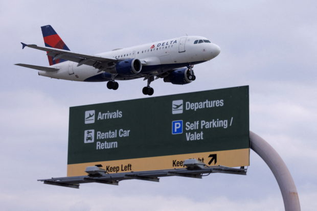 FILE PHOTO: A Delta Airlines commercial aircraft approaches to land at John Wayne Airport in Santa Ana, California U.S. January 18, 2022. REUTERS/Mike Blake/File Photo