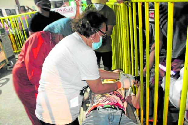 Lake Sebu Community Health Care Complex workers assist food poisoning victims who attended a political gathering on Sunday. STORY: Bad ‘pancit’ downs 108 in Lake Sebu ‘campaign rally’