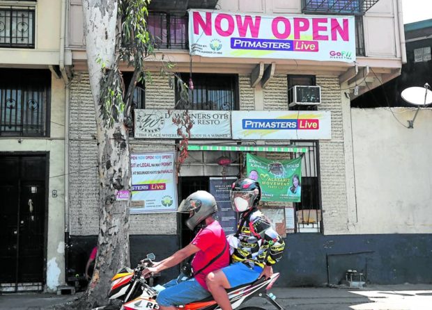 BAD FOR BUSINESS “E-sabong” stations like this in Paco, Manila, may now have to close shop because of President Duterte’s order issued on Tuesday. The high-revenue gaming sector has drawn intense scrutiny, including a congressional investigation, following the disappearance of more than 30 persons involved in e-sabong and whose cases remain unsolved. —MARIANNE BERMUDEZ