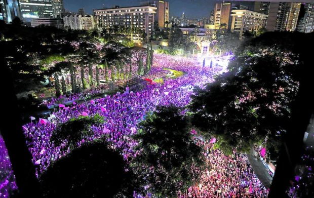 The pro-Robredo crowd at its peak on Saturday night’s “miting de avance” on Ayala Avenue. STORY: Makati ‘pink tsunami’ buoys Leni-Kiko hopes