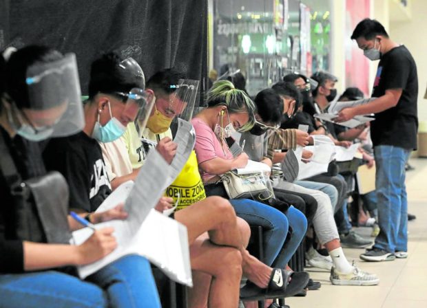 NEW VOTERS People wait in line during the last day of voter’s registration at a mall in Manila in this 2021 file photo. A lot of would-be voters failed to beat the deadline to register due to the long lines at registration centers. —MARIANNE BERMUDEZ
