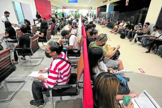 FILE PHOTO People wait in line for the last day of voters' registration at a mall in Manila on October 30, 2021.  INQUIRER/ MARIANNE BERMUDEZ