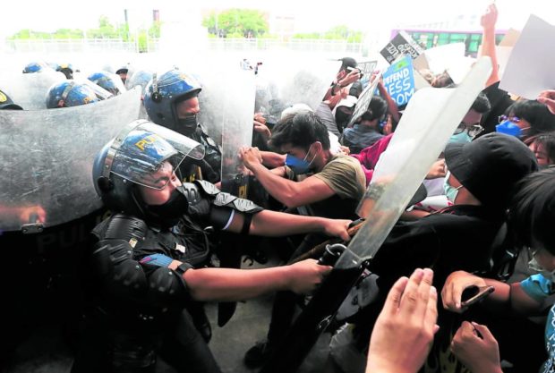 Riot policemen get rough with insistent protesters on the road to the Batasang Pambansa  chr force dispersal