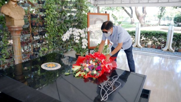 Presumptive Pres. Ferdinand "Bongbong" Marcos lays a wreath on the tomb of his father at the Libingan ng mga Bayani. Image from Facebook / Bongbong Marcos