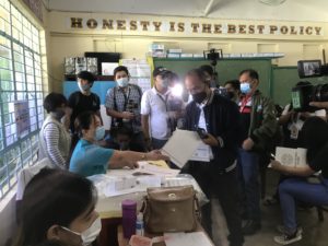 Magalong casts ballot on election day in crowded school in Baguio