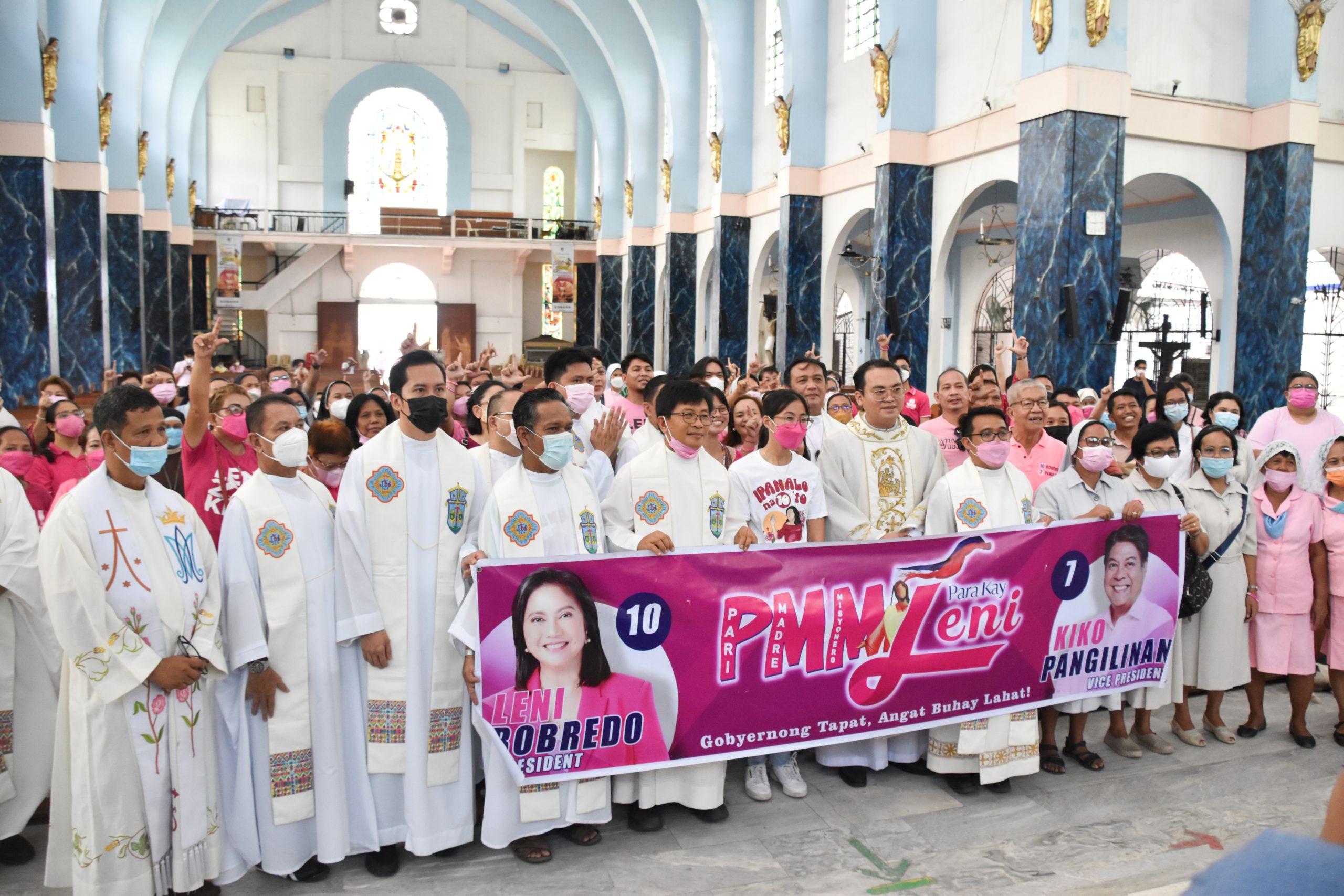 Cebuano priests have a photo-ops as they formally endorse the presidential bid of Vice President Leni Robredo and her running mate, Senator Francis Pangilinan