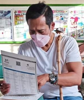 Reelectionist Bulacan Gov. Daniel Fernando casts his vote on Monday (May 9) afternoon at Tabang Elementary School in Guiguinto town. (Photo by Carmela Reyes-Estrope)