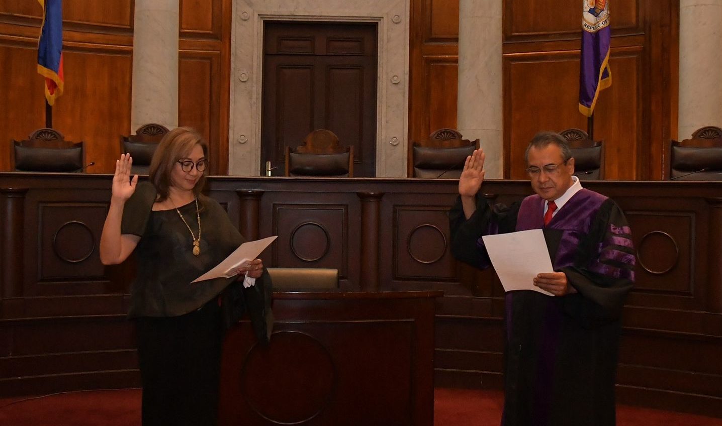 Justice Maria Filomena D. Singh took her oath before Chief Justice Alexander Gesmundo as the new SC Associate Justice
