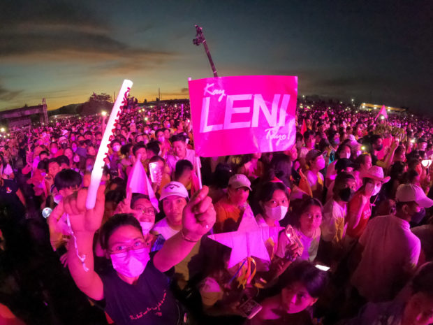 Hundreds of thousands of Batangueños await the arrival of presidential aspirant Vice President Leni Robredo. STORY: Leni to Batangueños: I won’t fail you