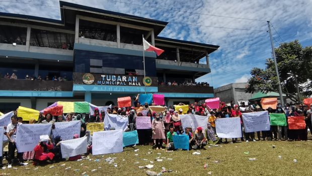 Residents of Tubaran municipality, in Lanao del Sur formed a human barricade outside the municipal hall. STORY: 6,000 voters still unable to cast ballots in Lanao del Sur town
