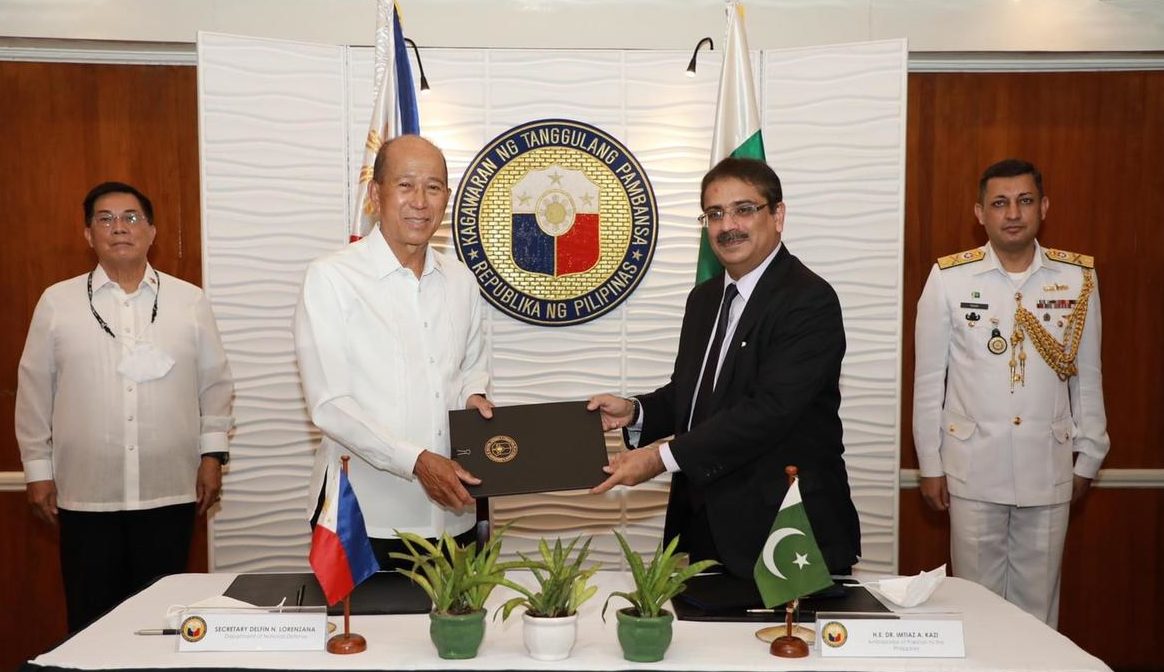 Defense Secretary Delfin Lorenzana and Pakistani Ambassador to the Philippines Dr. Imtiaz Ahmad Kazi