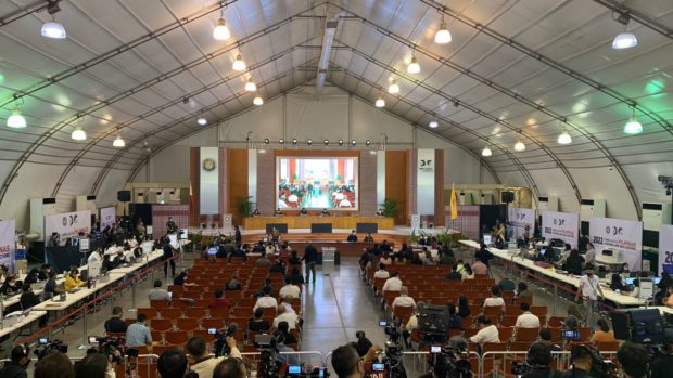 OFFICIAL COUNT Comelec personnel readies the Philippine International Convention Center in Pasay City where the National Board of Canvassers will be canvassing votes of the 2022 national elections. —MARIANNE BERMUDEZ