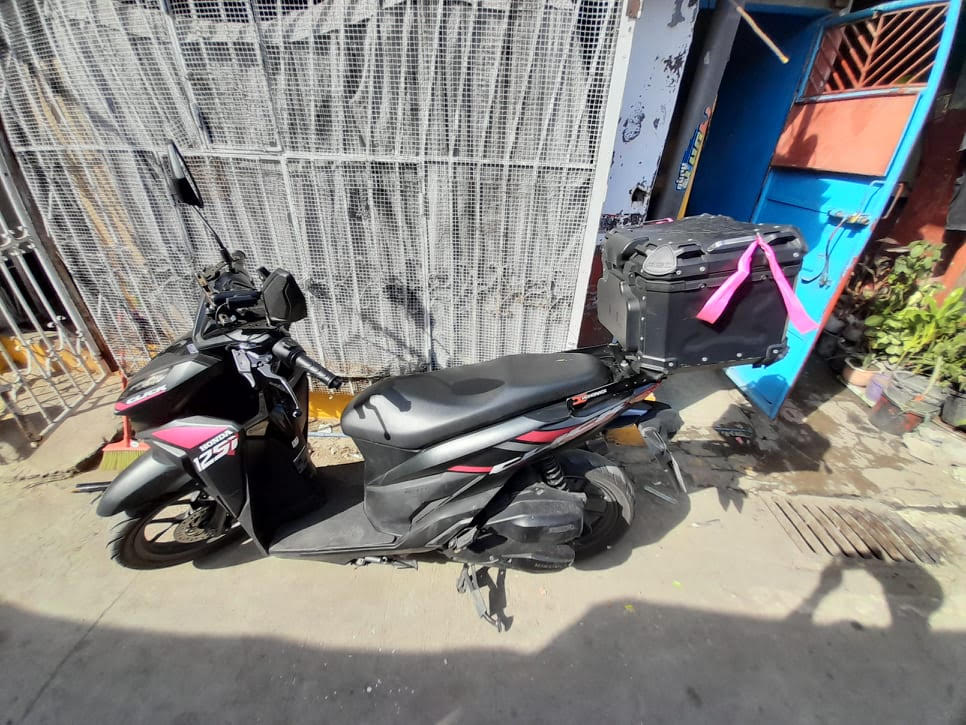 The motorcycle that Gerico Cortes uses with pink ribbons